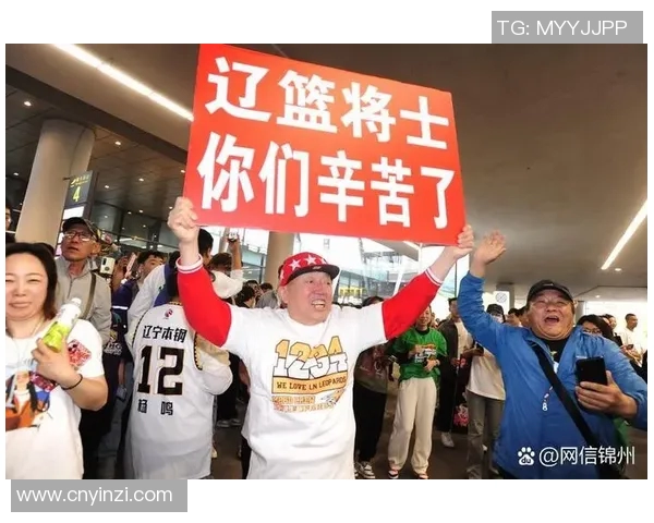 球员赛后感谢粉丝热情接机，机场变“球迷海”